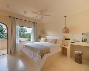 FehendhooIsla Retreat的卧室配有白色的床和窗户。