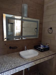 NopalaHotel Hacienda Maravillas的一间带水槽和镜子的浴室