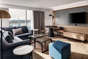 米西索加多伦多国际机场喜来登酒店的带沙发和电视的客厅
