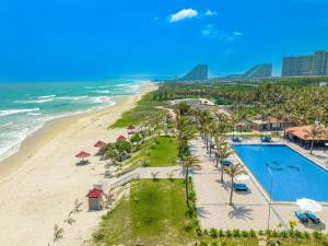 Cam LâmOcean Waves Resort Cam Ranh的享有度假胜地的空中景致,设有游泳池和海滩