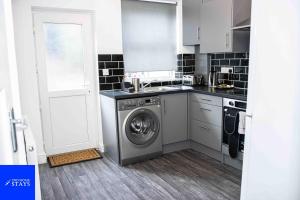 特伦特河畔斯托克2ndHomeStays-3 Bedroom House - Sleeps 6 - City Centre -Stoke-on-Trent的厨房配有洗衣机