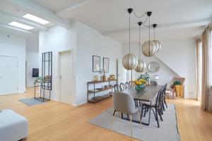 哥本哈根Penthouse-Nordic-Citycenter-Balcony的用餐室以及带桌椅的起居室。