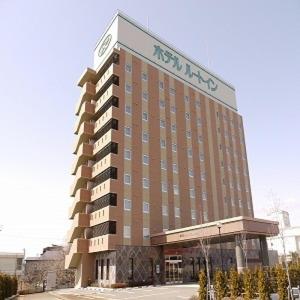 会津若松会津若松市茹特酒店的一座酒店大楼,上面有标志