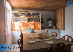 NamchiSAY Homes Grace的餐桌、椅子和厨房