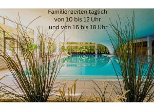 奥斯赛拜-塞林吕根悬崖酒店的一座带游泳池的建筑的标志