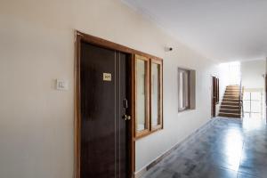 拉加蒙德里OYO Seera Enclave的一间设有门的房间和一个带楼梯的走廊