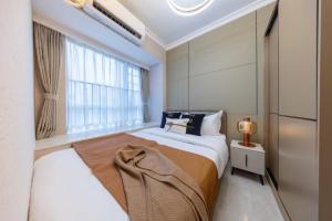 深圳卓越国际公寓（会展中心店）的一间卧室设有两张床和窗户。