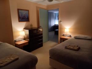 莱克斯恩特伦斯黑菲尔德公寓及汽车旅馆的酒店客房设有两张床和两盏灯。
