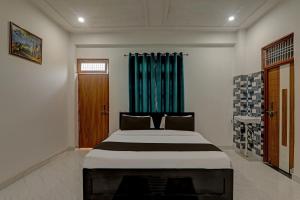 瓦拉纳西OYO Flagship Hotel Aanandwan Palace的一间卧室,卧室内配有一张大床