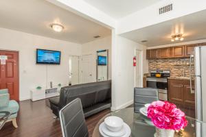 迈阿密海滩Casa Gaby Apartments Part of the Oasis Casita Collection的厨房以及带桌椅的起居室。