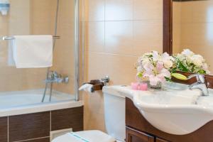阿尔巴尤利亚Pensiunea Marylou的浴室配有盥洗盆、卫生间和浴缸。