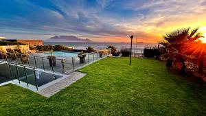 布鲁堡史特兰Heaven on Earth - Blouberg Beachfront Self-catering Apartment的海景度假屋 - 带游泳池