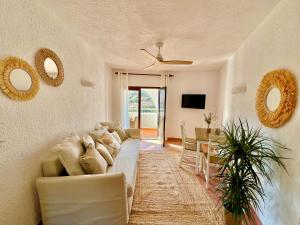 卡拉莫若尔Beachfront Apartment in Cala Morell的客厅配有白色的沙发和桌子