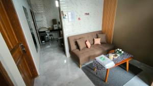 KalasanPremier Homestay Syariah的客厅配有沙发和桌子