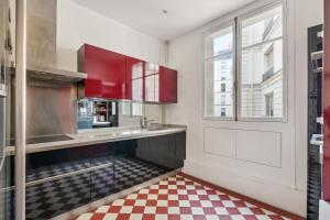 Luxury air-conditioned apartment Champs Elysées - 7 people by Weekome的厨房或小厨房