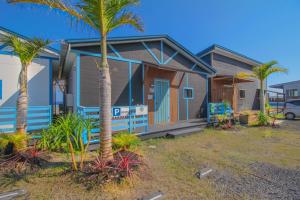 奄美Sawa Terrace - Vacation STAY 97941v的前面有棕榈树的房子