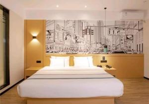 海口City Comfort Inn Haikou Zhongjie Road Walking Street的卧室配有一张大床,墙上挂着画