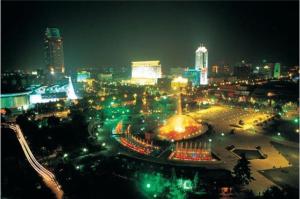 郑州City Comfort Inn Zhengzhou Lvcheng Square Metro Station的夜晚带灯光的城市景观