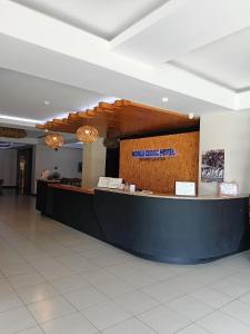 RosarioNorlu Cedec Midpoint Hotel的大堂设有前台和柜台