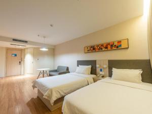 济南Hanting Hotel Jinan Guo Branch的酒店客房,配有两张床和椅子