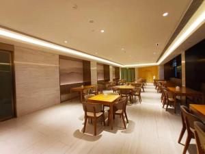 Ji Hotel Wuxi Shuofang Airport餐厅或其他用餐的地方