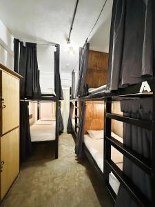 科隆大永旅舍的一间设有三张双层床的客房