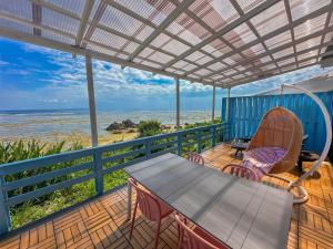 奄美Repos Terrace - Vacation STAY 97966v的一个带桌椅的庭院和大海