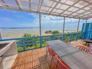 奄美Repos Terrace - Vacation STAY 97966v的一个带桌椅的海景阳台