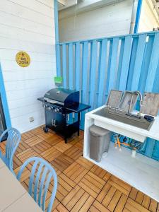 奄美Repos Terrace - Vacation STAY 97966v的甲板上的烧烤架,配有桌椅