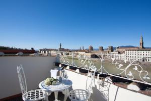 佛罗伦萨赛里斯托里宫殿酒店的市景阳台配有桌椅。