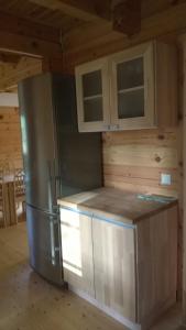 ÕrsavaPeko Holiday Home的厨房配有不锈钢冰箱和橱柜