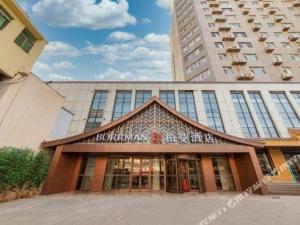 济南Borrman Hotel Jinan Yijia Exhibition Center Laotun Metro Station的一座高楼前的建筑物