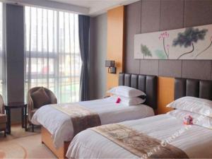 济南Borrman Hotel Jinan Yijia Exhibition Center Laotun Metro Station的酒店客房设有两张床和窗户。