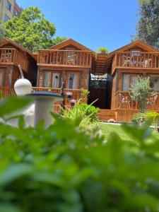 安塔利亚My Home Hotel Gulluk的前面设有花园的木屋