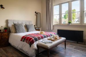 BursledonGrange Cottage的一间卧室配有一张带毯子和桌子的床
