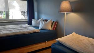 哈瑟尔特De Villo的一间卧室配有带枕头和台灯的床