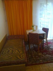 伊沃尼奇-兹德鲁伊Maxim Pokoje Gościnne的一间带桌椅和窗户的用餐室