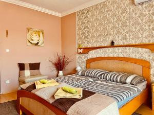 赫维兹力士旅馆的一间卧室配有两张带毛巾的床