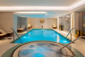 伦敦Montcalm Royal London House, London City的游泳池,位于酒店客房内