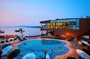 SinanEldorado Resort的大楼前设有游泳池的酒店