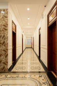 波来古市Mekong Gia Lai Hotel - Me Kong Pleiku的建筑的走廊,有瓷砖地板