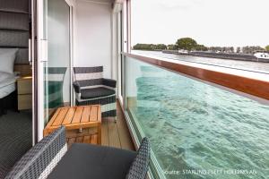 科隆KD Moment Premium Hotelship Köln的享有船上水景的阳台