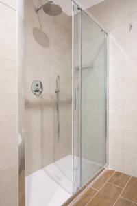 那不勒斯Dimora Trecuori的浴室里设有玻璃门淋浴