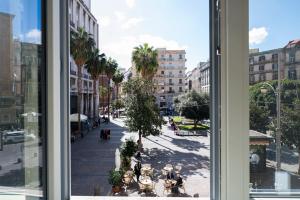 那不勒斯Dimora Trecuori的从窗户可欣赏到城市街道的景色