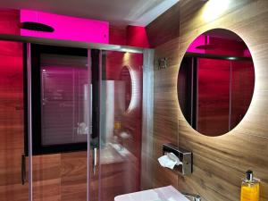 弗罗西诺内費辛隆尼特斯塔尼酒店的一间带水槽和镜子的浴室