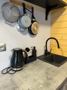 斯祖贝莱克Domček Artemis的厨房柜台配有茶壶和水槽