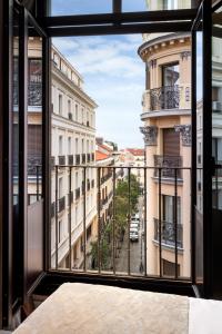 马德里加泰罗尼亚太阳门酒店的从建筑的窗户欣赏美景