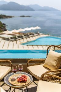 塞沃塔Sivota Diamond Spa Resort的一张桌子,旁边是两杯酒,
