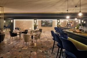格拉德贝克格拉德贝克凡德瓦克酒店的一间带桌椅的餐厅和一间酒吧