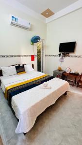 惹岛Khách Sạn Thiên Trí Lý Sơn的一间卧室,卧室内配有一张大床